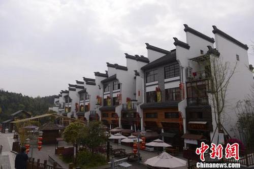 中国侨网浔龙河生态艺术小镇内的建筑古香古色。 杨华峰 摄