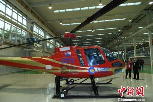 中国侨网  图为海外华文媒体参观直升飞机。　陈超　摄