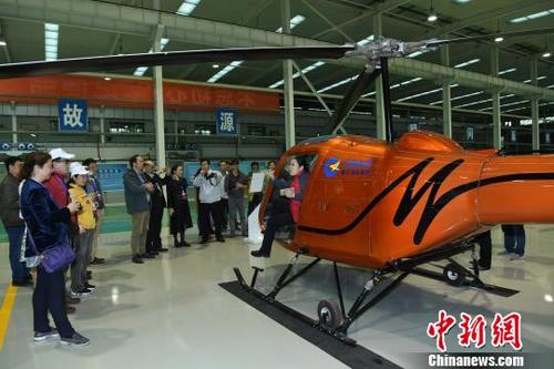 中国侨网图为工作人员正在为媒体介绍直升飞机。　陈超　摄