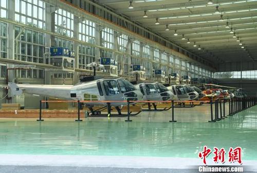 中国侨网图为重庆两江新区龙兴航空产业园区生产出来的直升飞机。　陈超　摄