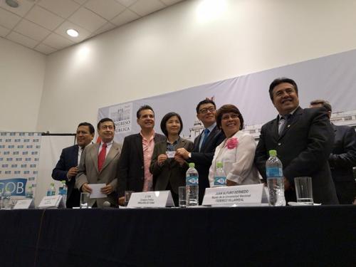 中国侨网《今日中国》杂志秘鲁代表处与秘鲁国际政治研究院在秘鲁国会签署合作协议。