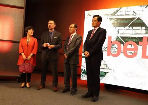 中国侨网新闻发布会现场，塞尔吉先生（左二）作了简短的介绍。（《欧洲时报》西班牙版微信公众号）