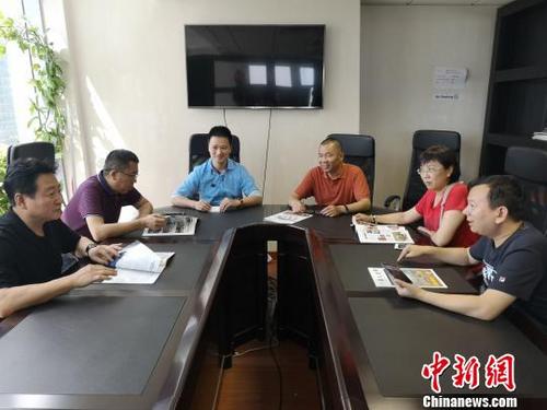 中国侨网中国新闻社副社长、副总编辑夏春平(右三)及中新社代表团成员与阿联酋迪拜中华网总裁应震中先生(左三),阿联酋中国和平统一促进会秘书长闫挺先生(左一)座谈交流。 全安华 摄