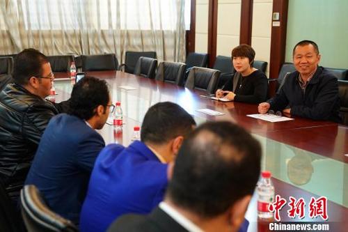 中国侨网11月16日，中新社副社长、副总编辑夏春平会见埃及媒体代表团一行并举行座谈。　崔楠　摄