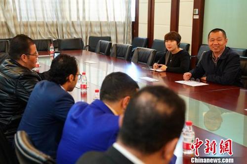 中国侨网11月16日,中新社副社长、副总编辑夏春平会见埃及媒体代表团一行并举行座谈。 崔楠 摄