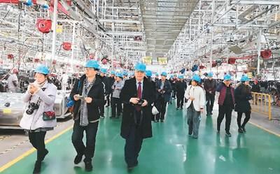 中国侨网图为海外华文媒体在华菱星马汽车生产厂参观
