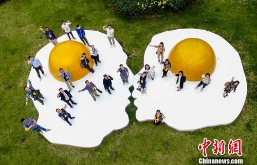 中国侨网航拍海外华文媒体代表参观武汉东湖绿道在艺术景观前合影 郑子颜 摄