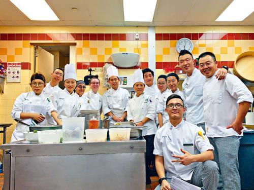 中国侨网美国烹饪学院烹饪艺术教授成蜀良和学生们。（图片来源：美国《星岛日报》侯颖捷提供）