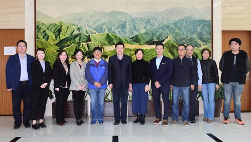 中国侨网中国驻阿根廷使馆大使邹肖力同与会人员合影留念。(阿根廷华人网/柳军 摄)