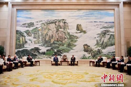 中国侨网11日晚,河北省委书记王东峰、省长许勤在石家庄会见前来参加第十届世界华文传媒论坛的华文媒体代表,中国新闻社社长章新新、总编辑王晓晖、副社长夏春平等参加会见。 翟羽佳 摄