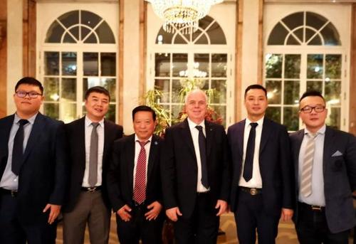中国侨网意大利总理府部长会议主席卡罗•卡普里亚和欧联通讯社相关负责人合影。(意大利欧联网/博源 摄)