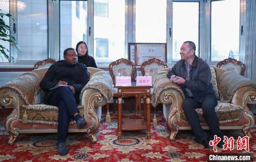 中国侨网12月6日，中新社副社长兼副总编辑夏春平（右）会见以尼日利亚记者联合会主席艾科初姆·克里斯托弗·易西古佐罗（左）为团长的尼日利亚新闻代表团。　贾天勇　摄