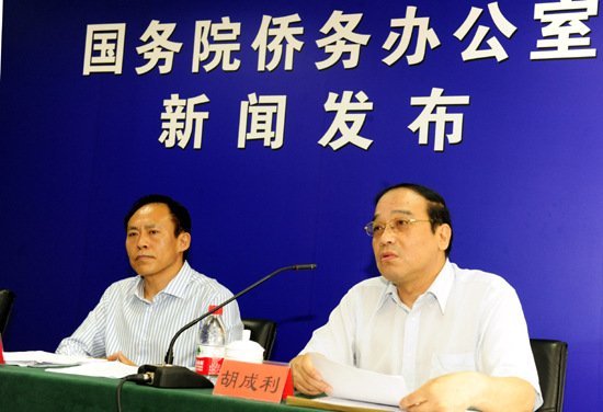 6月19日,中国国务院侨办召开“走进国侨办”新闻发布会。天津市侨办主任胡成利介绍第六届中国天津华侨华人创业发展洽谈会内容、特点及筹备情况。经济科技司副司长于晓(左)介绍侨办侨务经济科技工作及2014年侨务经济科技品牌活动。中新社发