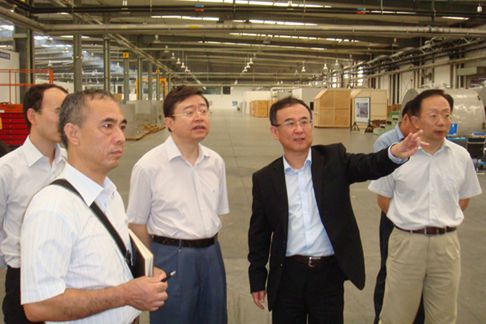 中国侨网奥泰公司董事长邹学明向陈越良副介绍企业发展情况