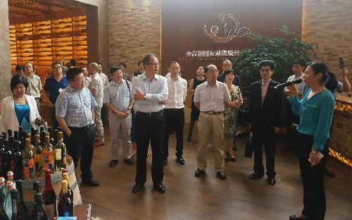 中国侨网考察团参观外高桥国际酒类展示交易中心