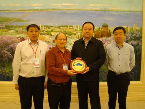 中国侨网广东侨商会常务副会长钟广荣赠送副市长刘奇商会会牌。