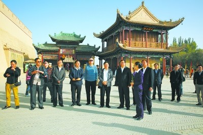 中国侨网港澳各大旅游集团代表在嘉峪关考察踩线。（甘肃日报）