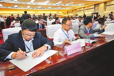 中国侨网10月16日,第五届华侨华人中原经济合作论坛在平顶山开幕,来自39个国家和地区的1000余名客商代表齐聚鹰城,进行项目洽谈、对接,共商经济合作发展之道。(《河南日报》/王铮 摄)