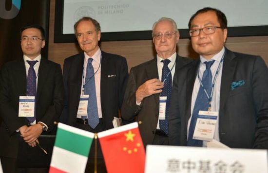 中国侨网亚太交流与合作基金会执行主席肖武男（右一）、意大利意中基金会主席罗米蒂宣布中意产业基金会正式成立并启动。（欧联网）