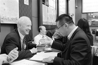 中国侨网图为2014年4月9日,中外院士、大学校长暨海外高端人才项目合作徐州行活动现场。(《人民日报海外版》)