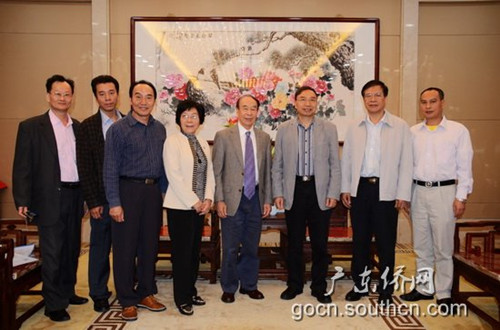 中国侨网吴凤仪女士（左四）、李焯宗先生（右四）一行与林琳副主任（右三）、董华民理事长（右二）一行合影