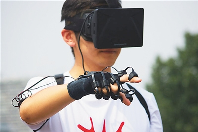 中国侨网图为演示者用Perception技术来玩体感游戏。（《人民日报海外版》）