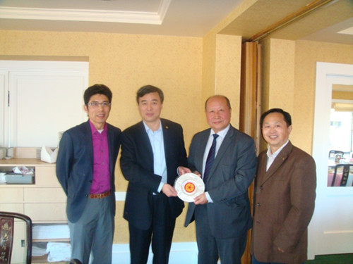 中国侨网向美国北加州江苏同乡会会长吴有义（右二）赠送纪念品