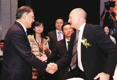 中国侨网马勇智（左一）与英国帝国理工大学副校长DavidGann热情交流。（《深圳侨报》/李恩 摄）