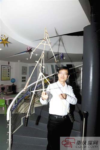 中国侨网李志峰在演示科学实验。 受访者供图。（《重庆晨报》）
