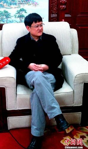 中国侨网中国科学院院士、武大副校长舒红兵接受采访。(艾启平 摄)