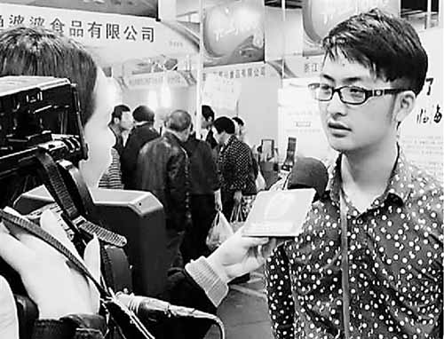 中国侨网林东东在农展会上成了名人。(《今日早报》)