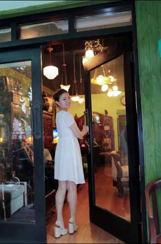 中国侨网上海女孩于英廉和她的小店。（人民网）