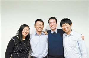 中国侨网姚姝（左一）和她的团队成员。 （图片由受访者提供）