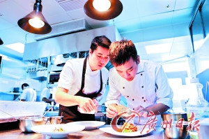 中国侨网毕业于法国蓝带厨艺学院的魏瀚(右)放弃了在法国成为厨师的机会,选择回国。在北京那段“海归+北漂”的日子让他知道了一个新手“海归”起步有多难。他的梦想是希望在30岁之前拥有一家自己的餐厅。图为魏瀚在上海的法式餐厅与厨师长交流。 据新华社