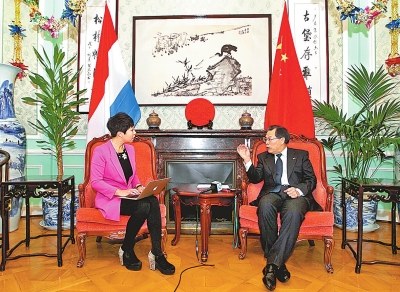 中国侨网记者正在专访中国驻卢森堡大使曾宪柒。（《河南日报》/邓放 摄）