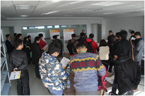 中国侨网创业实践团成员正在倾听杭州市下沙经济技术开发区工作人员的创业政策介绍。（美国《侨报》）