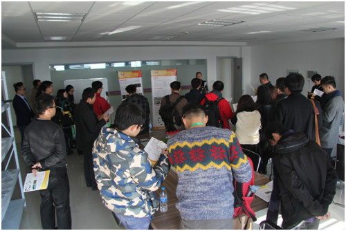 中国侨网创业实践团成员正在倾听杭州市下沙经济技术开发区工作人员的创业政策介绍。(美国《侨报》)