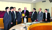 中国侨网双方签约并互赠礼品。莆田市王强部长(左四)、巴拉玛打市长Scott Lloyd(左五)。（澳大利亚《星岛日报》）
