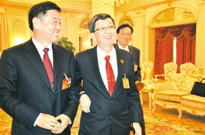 中国侨网福建省政协主席张昌平与列席侨胞代表共话海丝建设。
