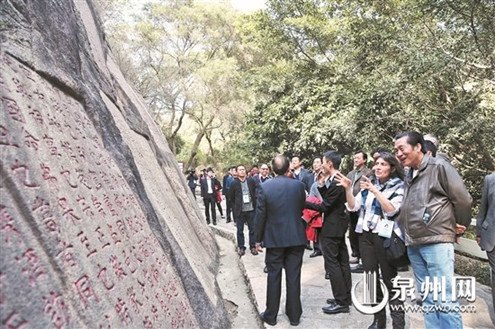 中国侨网国内外嘉宾到九日山参观考察,了解泉州“海丝”文化。