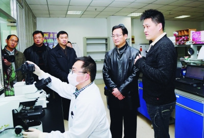 中国侨网南京世和基因生物技术有限公司首席执行官邵阳,向参观人员介绍实验仪器。 (《南京日报》)