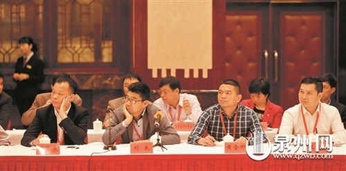 中国侨网委员们在认真听取发言。(林劲峰 摄)
