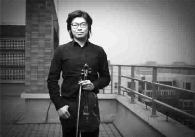 中国侨网“为艺网”创始人严伯钧酷爱音乐。(刚强 供图)