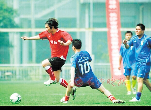 中国侨网虽然退役了，但有时间陈永清（红衣者）仍喜欢和朋友组局踢足球。（《长沙晚报》/陈永清 供图）