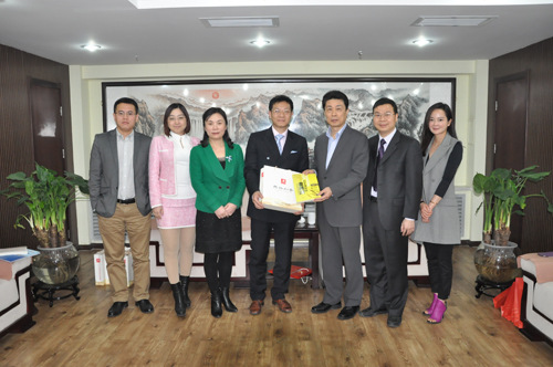 中国侨网世界青年华商会与天津侨联互赠纪念品。