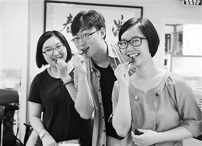 中国侨网彭天和她的“创业咖啡”团队,右为彭天,受访者提供。(《人民日报海外版》)