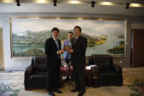 中国侨网丽水市人大主任虞红鸣代表市政府向维琴佐·库默参议员赠送礼品。