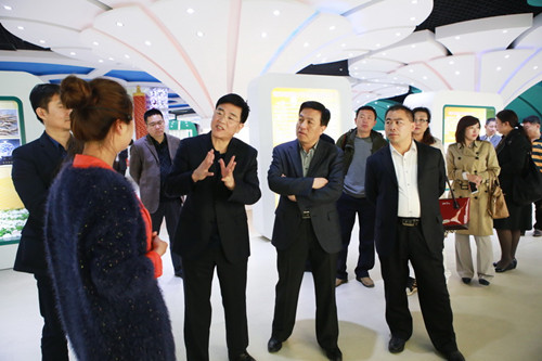 中国侨网刘方会率侨商考察团参观牡丹产业园。