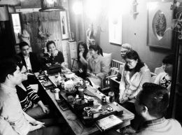 中国侨网4月19日，“太原海归俱乐部”的几个年轻人在一间茶社内举行读书会。（《山西晚报》）