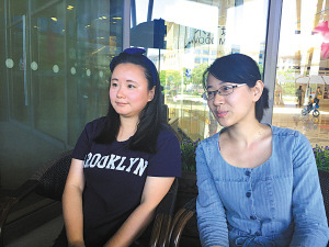 中国侨网图为宋倩（左）和王昱汀在接受记者采访。（《宁波日报》/陈朝霞 摄） 